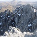 Blick vom Gipfel zum Abstieg Ostflanke (beim roten Pfeil geht's runter)