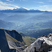 Pointe Percée - Ausblick am Gipfel ins Gegenlicht mit dem Mont Blanc. 