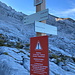 Am Refuge de la Pointe Percée - Der Gipfel der Pointe Percée ist mit "2 h 15" ausgewiesen. Zudem sind entsprechende Warnhinweise angebracht.