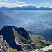 Pointe Percée - Ausblick am Gipfel in etwa östliche/südöstliche Richtung, u. a. über das Arve-Tal mit Sallanches und Passy hinweg zum Mont Blanc.