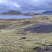 Blick zum gesamten Massiv vom See unterhalb, die Strasse zum Camping verläuft rechts am Fluss entlang.