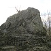 Der Gipfelaufbau des Felsens F3, ca. 2 m hoch, ist anspruchsvoller als es aussieht, weil der Hornstein sehr glatt ist und es nur wenige belastbare Tritte gibt. Deshalb UIAA I.