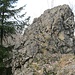 Der ca. 2 m hohe Gipfelaufbau des Felsens F4 ist etwas anspruchsvoller, vielleicht T3+. Man muss immer bedenken, dass dies kein griffiges Gestein ist sondern glatter Hornstein.