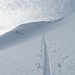 das kleine nördliche Kar mit der Triebschneeablagerung - auf der Höhe der Skitourengeher 