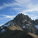 schöner Blick auf den Nordgrat und den Gipfelaufbau der Schlenkerspitze. Der Weg führt durch die linke Hälfte und dann die erkennbare Schneerinne links hoch