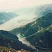 Tiefblick vom Gipfel zum Lago di Vogorno und zum Lago Maggiore, der sich trotz schlechter Sicht bis über die Landesgrenze hinaus überblicken lässt.