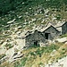 Dem Zerfall preisgegebene Hütten auf der Alpe Lòcia.