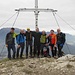 E finalmente, dopo 2 ore di ripida salita dove abbiamo superato 900 m di dislivello, eccoci alla croce del Corno Birone (m 1116). Da sinistra: io, Marco, Roberto, Gimmy, Gigi, Paolo, Giordano.<br />