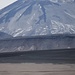 Größenverhältnis - unten ein Teil des Camps und oben der massive Incahuasi, der elfthöchste Berg Südamerikas