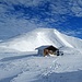 Die Hütte am Schröflkogel, dahinter der markante Gipfelhang des Bentlsteins