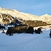 <b>Parto alle 8:40 attraversando la piana dell’Alpe Casaccia fino al ponticello di legno sul Brenno del Lucomagno, dove arrivano i primi raggi del sole nascente. La neve è compatta, portante, le pelli di foca garantiscono una presa perfetta.</b>