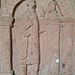 Eine Besonderheit sind dabei die je fünf unter Arkaden angeordneten Paare von Mönchen und Nonnen zu beiden Seiten des Portals, die miteinander kommunizieren.