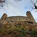 Im Westen dient ein steiler künstlicher Felshang als Schutz der Burganlage.