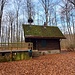 Die Sophienhütte, eine Schutzhütte, die ein wenig östlich eines Bergsattels steht. 