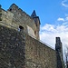Die Burganlage ist heute in verschiedene Abschnitte gegliedert, die aus verschiedenen Epochen stammen. Die Kernburg im Süden, von dicken Mauern mit Zinnen und Wehrgängen geschützt, ist der älteste Bereich. 