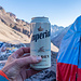 Ende eines wunderschönen Gipfeltages: Ein herrliches Bier in der schwindenden Abendsonne am Basislager.