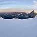 Bereits oben auf dem Breithornplateau, kurz unterhalb des Kleinmatterhorn. Mit Blick auf Mont Blanc, Dent d´Hérens und Matterhorn geht es über die Skipiste nach oben.