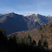 Vorne die schön gelegene Alp Moncrin