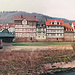 Aus zwei Bildern gebildetes Panorama mit dem Blick entlang der alten Fuldabrücke zur geschlossenen Fachwerk-Häuserzeile der Altstadt. (Aufnahme vom Mi. 01.04.1998)