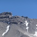 Kraterrand oben und in der unteren Bildmitte Teile des Weges, die dann nach rechts über das steile Schneefeld ziehen