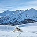 Gut eingeschneite Alphütte auf dem Gulmen