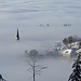 die Kirchturmspitze von Rehetobel ragt noch aus dem Nebel heraus