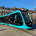 Unterwegs in Besançon - Der Straßenbahnverkehr wird von Wagen des Typs Urbos 3 des Herstellers CAF durchgeführt. Neben der Nummer (hier: 804) trägt jedes Fahrzeug den Namen und das Porträt einer bedeutenden Person aus der Geschichte der Franche-Comté (hier: Louis Pasteur, "L. Pasteur").