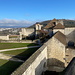 Mont Saint-Étienne, Citadelle de Besançon - Blick über verschiedene Gebäude hinweg vom westlichen zum östlichen Wehrgang.