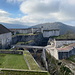 Mont Saint-Étienne, Citadelle de Besançon - Blick vom östlichen zum westlichen Wehrgang über einen Graben hinweg. Hinten ist der Hügel Colline de Chaudanne mit dem Fort de Chaudanne zu erkennen.