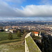 Mont Saint-Étienne, Citadelle de Besançon - Blick über Wiesenflächen und entlang der östlichen Mauer zur Stadt. 