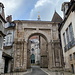 Unterwegs in Besançon - An der [https://de.wikipedia.org/wiki/Porte_Noire_(Besan%C3%A7on) Porte Noire]. Der Ehrenbogen stammt aus dem 2. Jahrhundert. Dahinter ist die Cathédrale Saint-Jean zu erahnen.