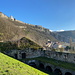 Unterwegs in Besançon - Auf der Westseite des Mont Saint-Etienne. Vorn sind Ruinen zu sehen, hinten/oben Teile der Zitadelle.