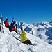 Gipfelrast in prächtiger Winterlandschaft bei angenehmer Temperatur mit wenig Wind