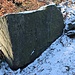 Zeuggraben, ein großer Stein aus dem Grabenlauf wurde aufgestellt und in den talseitigen Wall eingebaut