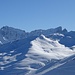 Ein Blick in Richtung Skigebiet, und dahinter der Piz Arblatsch und der Piz Forbesch.