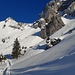 Erstaunlich viele Skispuren durch die Schlücht - die idealen Verhältnisse locken wohl einige Tüürler aufs Nünalphorn