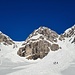 Einige Tourengänger überqueren im Aufstieg zum Sattel zwischen Hörnli und Schottenseehorn abgegangene Schneebretter