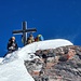 Drei Jungs posieren beim Gipfelkreuz