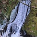 Der nächste Wasserfall. Insgesamt verliert der Bach auf dieser 200 Meter langen Schluchtstrecke rund vierzig Höhenmeter. 