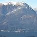 Zoomata sulle montagne di fronte a noi, dove spicca l’innevato Monte di Tremezzo, su cui siamo saliti tredici giorni fa.