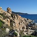 Die Küste wird wieder felsiger - Blick nach Nordosten, in der Ferne das Cap Camarat