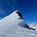 Gipfelgrat Piz Tasna: heute ohne Pickel und Steigeisen machbar. Wir trugen die Ski auf dem Rücken und fuhren im Anschluss die steile Gipfelflanke hinunter.