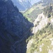 Bild aus der Seilbahn: Es geht in großer Höher über die beeindruckende Tschinglenschlucht Richtung Tal.