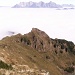 vorne der Moraker Gipfel mit Gipfelkreuz<br />dahinter die Loferer Steinberge mit der schönen Felspyramide des Mitterhorn´s