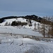 Von der Passhöhe hat man einen schönen Blick auf den Schneehang, der zum Tonneggerkogel führt. Das Gipfelkreuz befindet sich am höchsten Punkt.