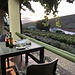 Abendessen auf der Terrasse - auf die deutsche Art und Weise - die entfernten Nachbarn machten natürlich ein Braai