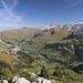 Roc de Charmieux - Ausblick am Gipfel über die Siedlungen Le Chinaillon und La Mulaterie (zu Le Grand-Bornand) hinweg, u. a. zu Mont Lachat de Châtillon, Pointe Percée und Mont Blanc.