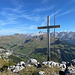 Roc de Charmieux - Blick vorbei am Gipfelkreuz - mit Mont Lachat, Chaîne des Aravis (Aravis-Kette) und Mont Blanc.