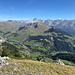 Roc de Charmieux - Ausblick am Gipfel. Hinter dem Mont Lachat de Châtillon zeigen sich die Chaîne des Aravis (Aravis-Kette) mit der [tour184248 Pointe Percée] und auch der [tour144496 Mont Blanc].