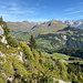 Im Abstieg vom Roc de Charmieux - Immer wieder mit Blick zum Mont Lachat de Châtillon, links ist wiederum der schmale Pfad zu sehen.